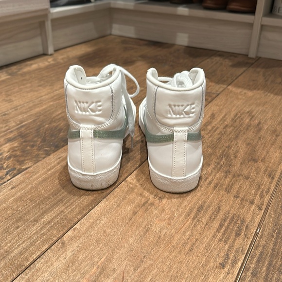 Nike Women’s Blazer Mid Shoes - Picture 5 of 5